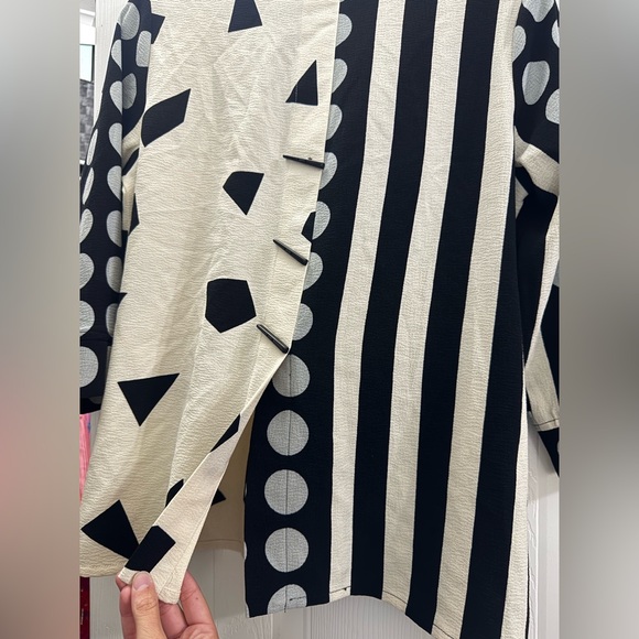 Ali Miles Black and White Graphic Asymmetrical 3/4 Sleeve Top - Picture 3 of 8